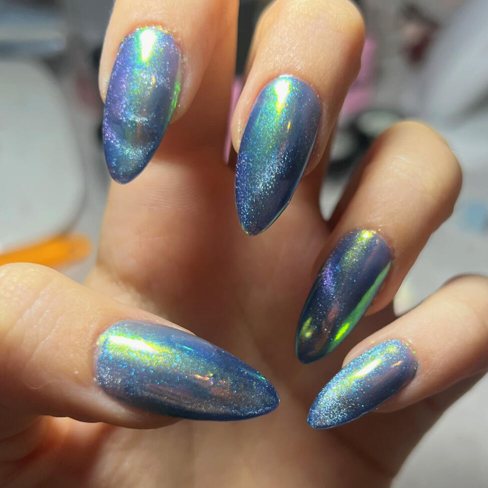 Cat eye with Chameleon Chrome powder